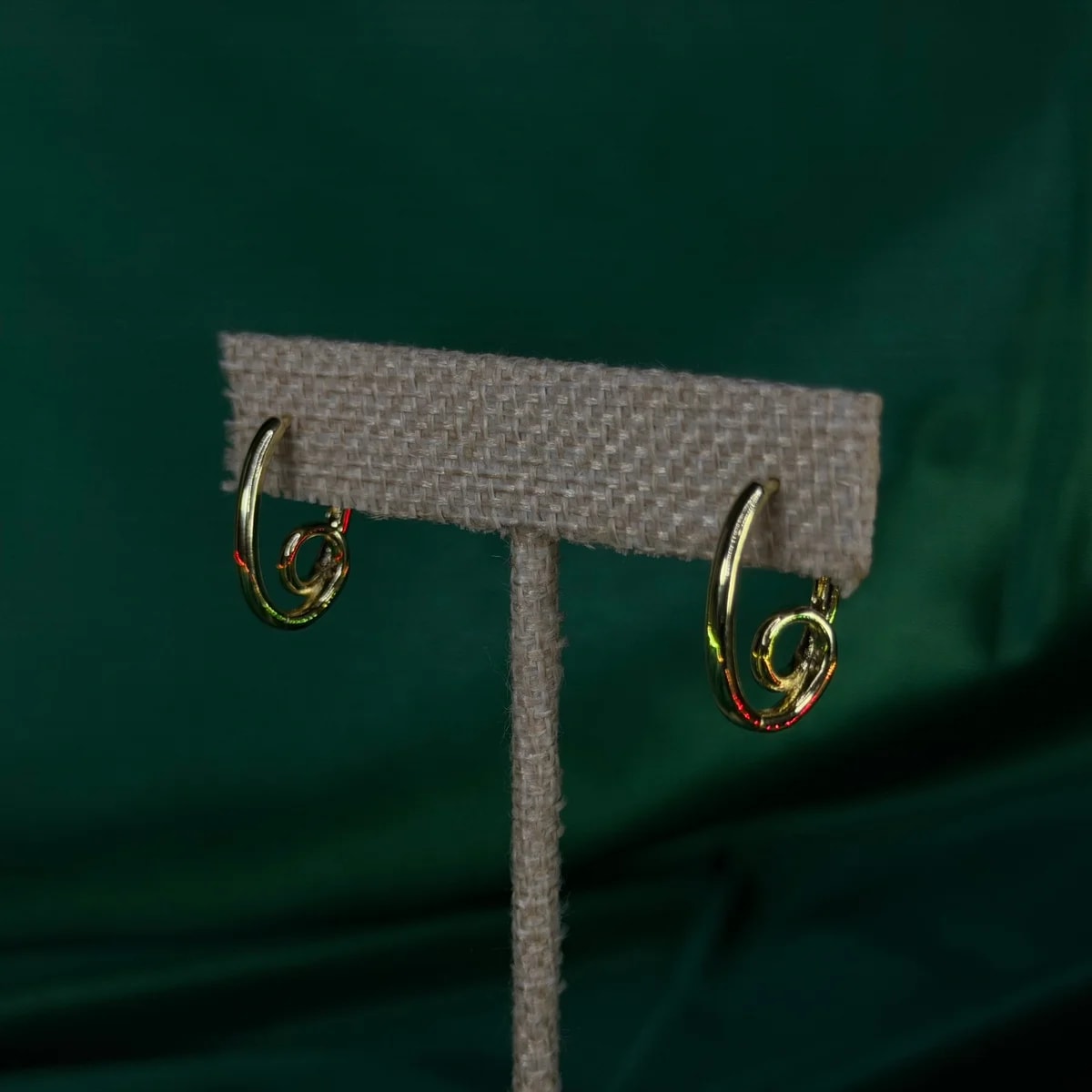 Arracadas con Diseño Sencillo de Chapa de Oro 18k — vista 2