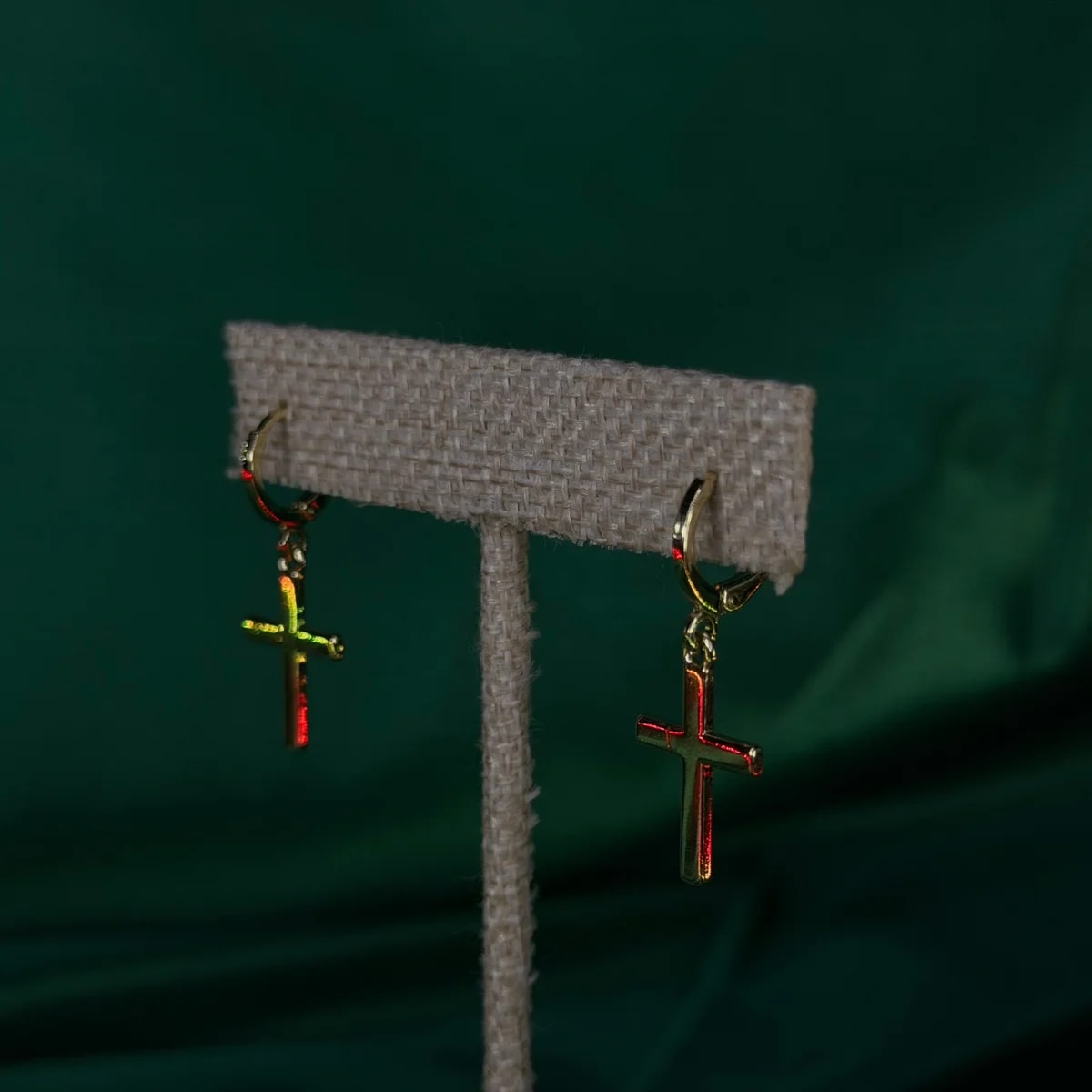 Aretes Largos con Cruz en Chapa de Oro 18k — vista 3