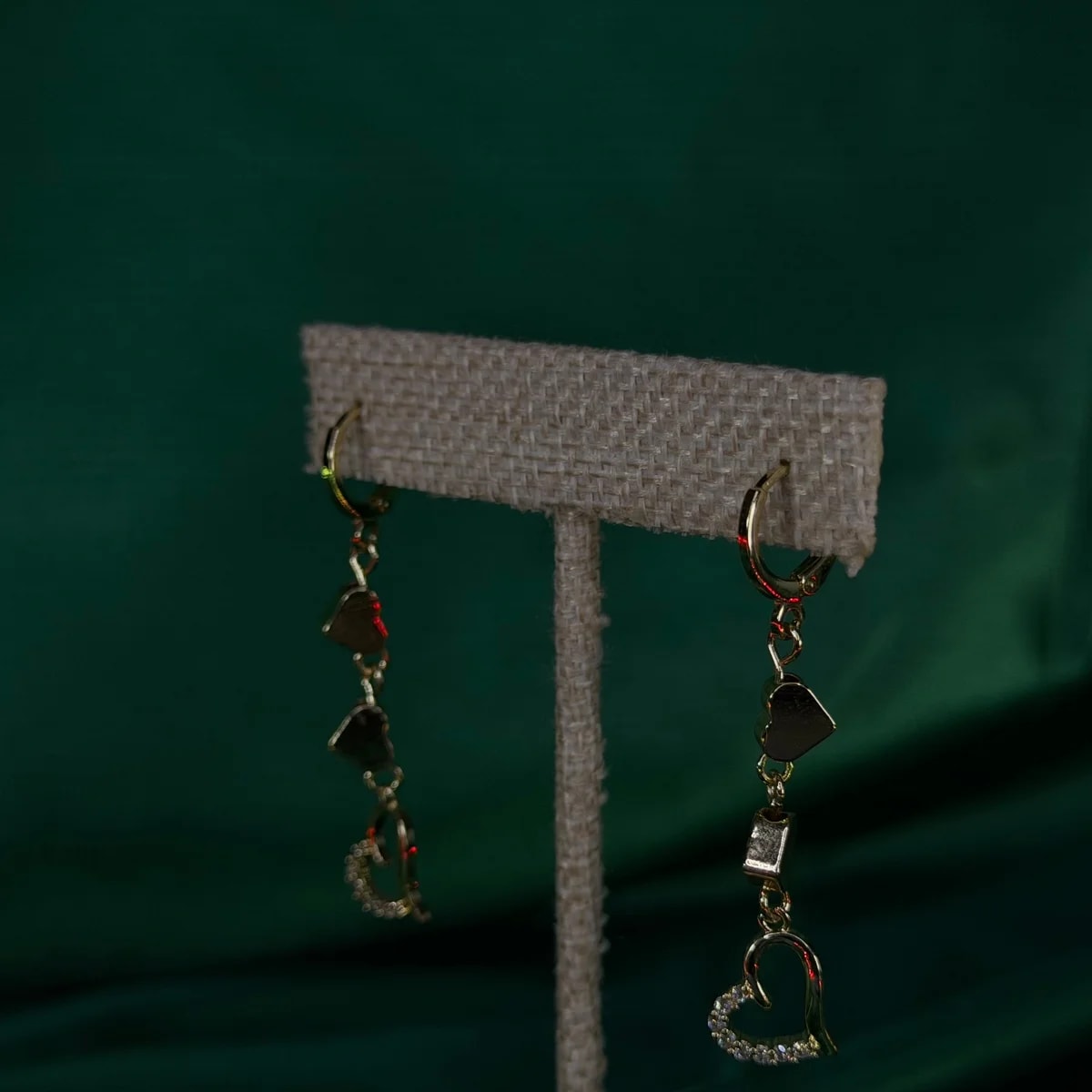 Aretes Largos con Detalle Geométrico en Chapa de Oro 18k — vista 3
