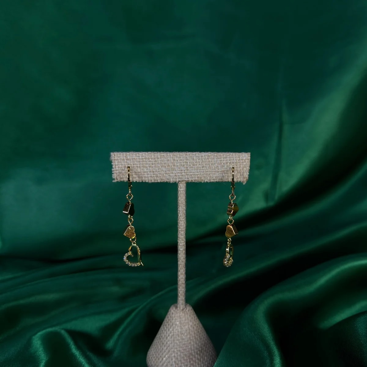 Aretes Largos con Detalle Geométrico en Chapa de Oro 18k — vista 4