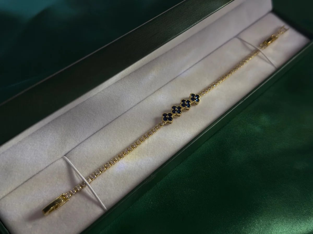 Pulsera de Chapa de Oro 18k con Encantadores Florales — vista 4