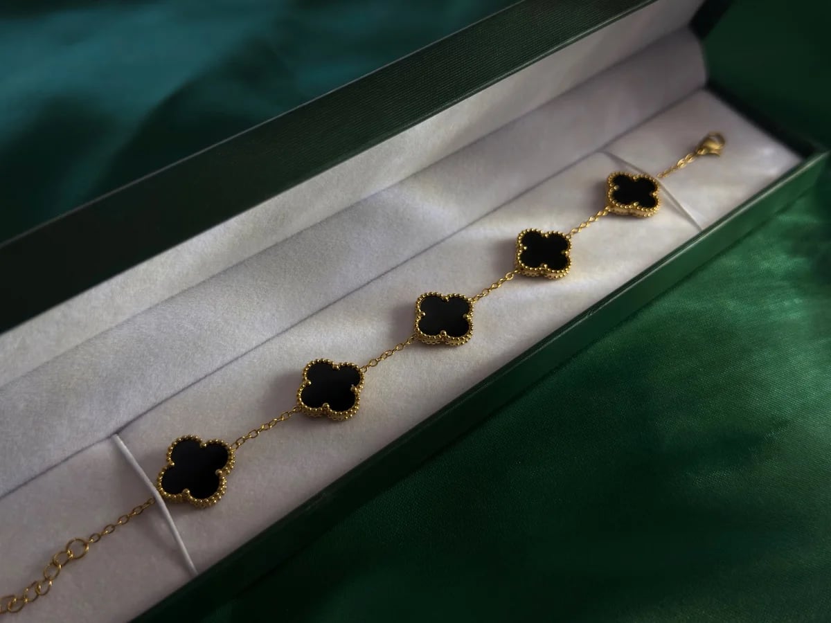 Pulsera Trébol Negro en Cadena Dorada y Acero — vista 2