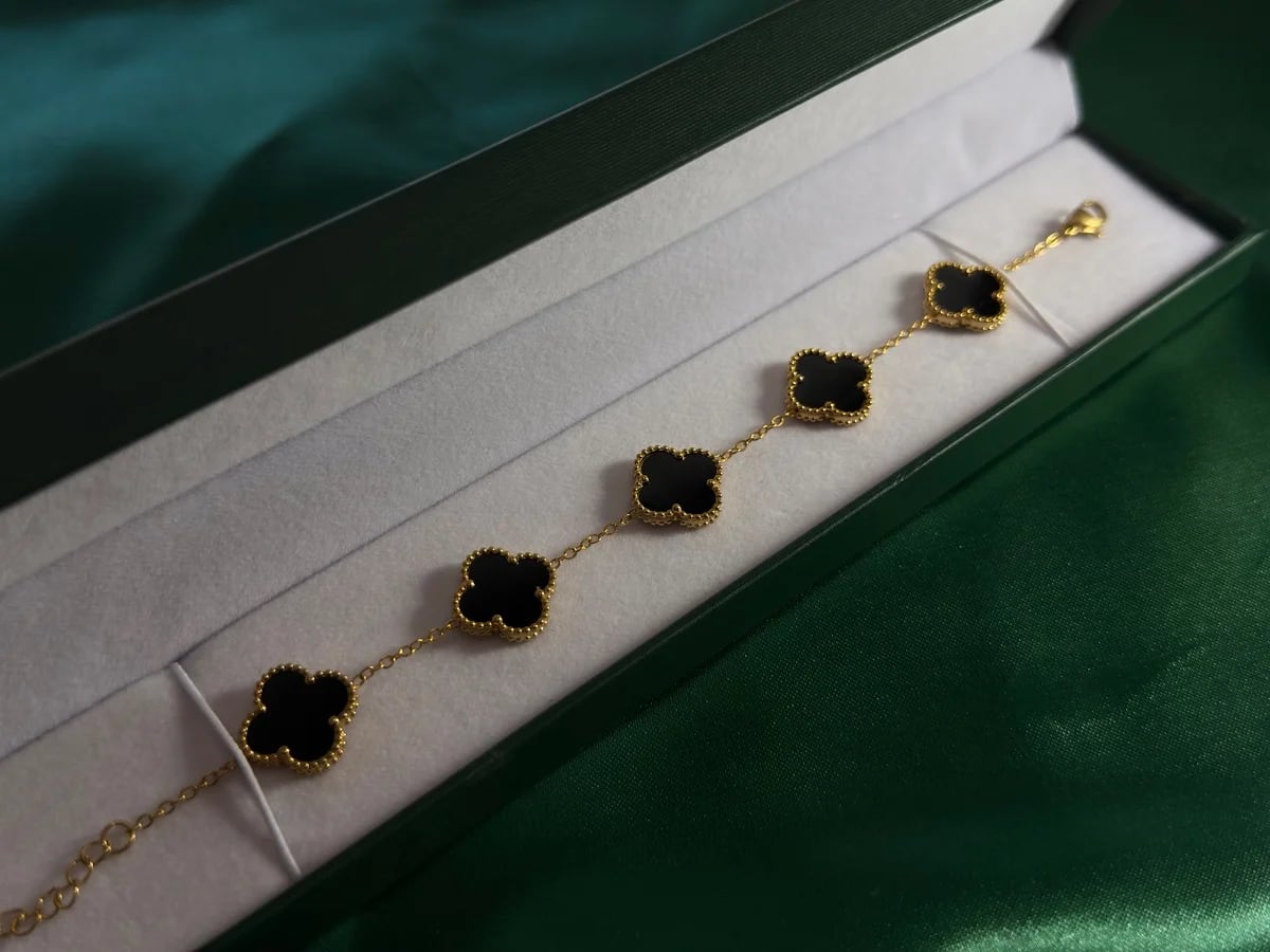 Pulsera Trébol Negro en Cadena Dorada y Acero — vista 4