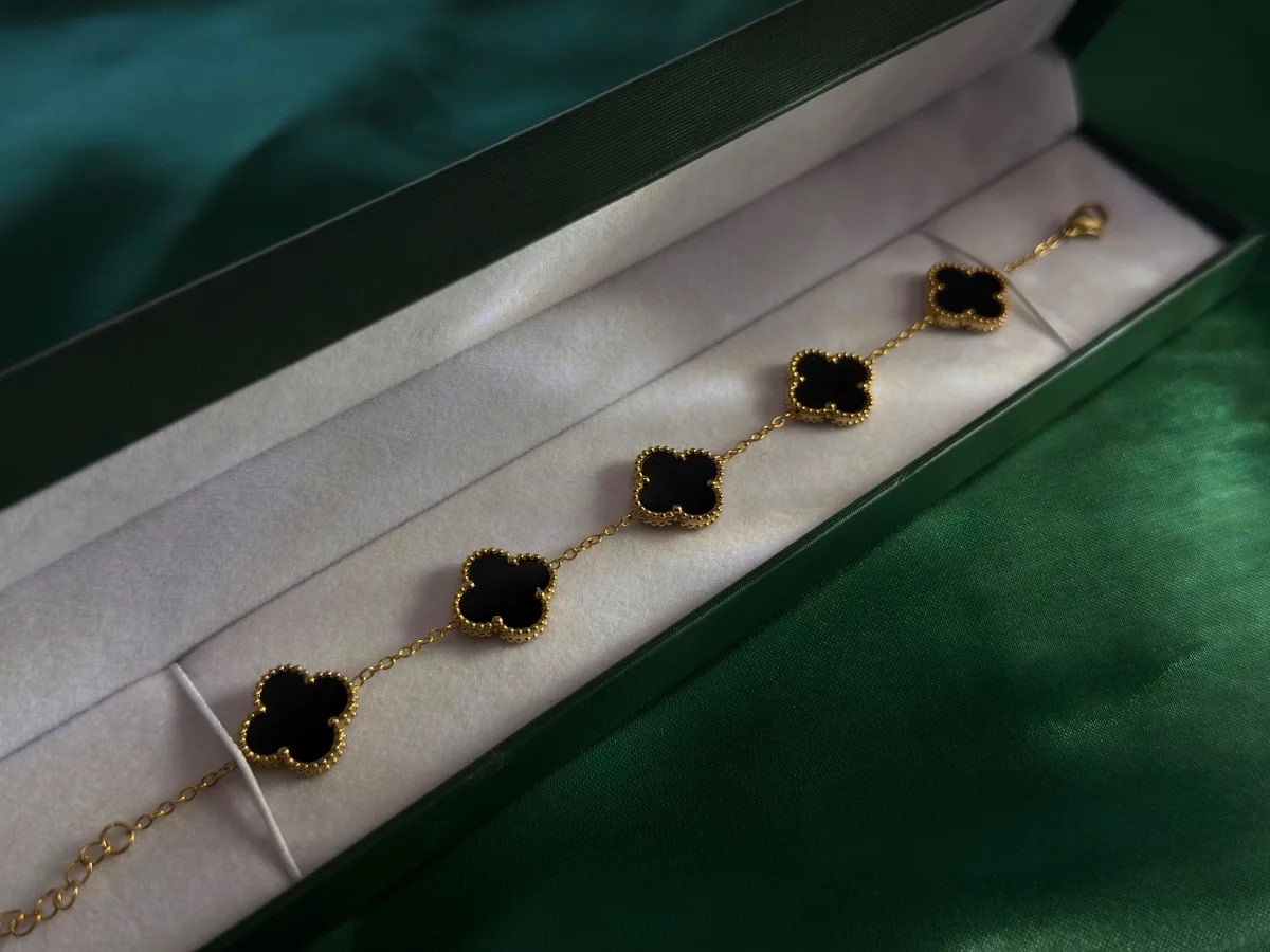 Pulsera Trébol Negro en Cadena Dorada y Acero — vista 3