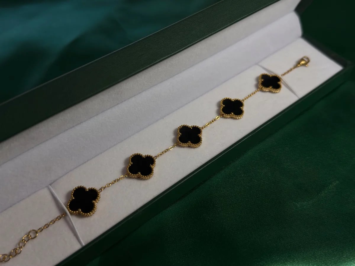 Pulsera Trébol Negro en Cadena Dorada y Acero — vista 5