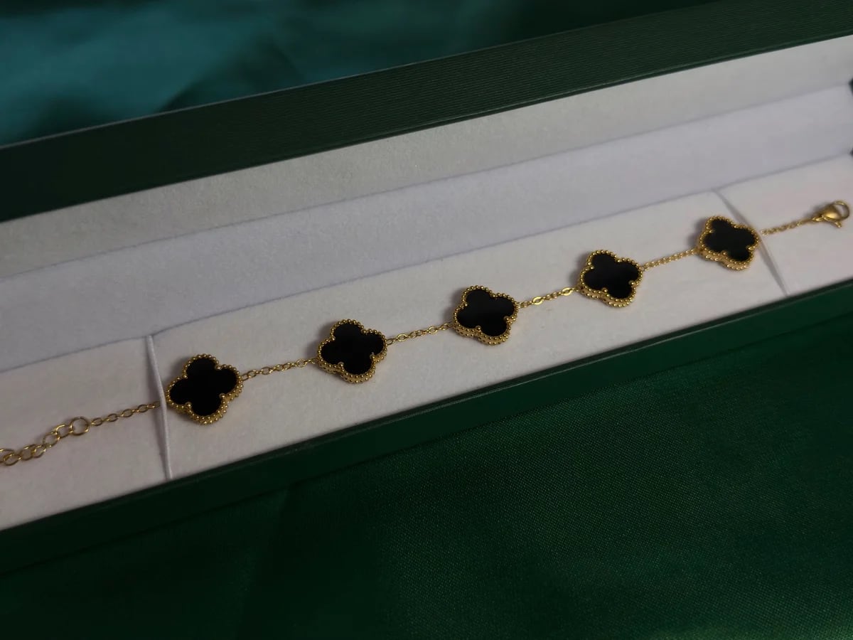 Pulsera Trébol Negro en Cadena Dorada y Acero — vista 6