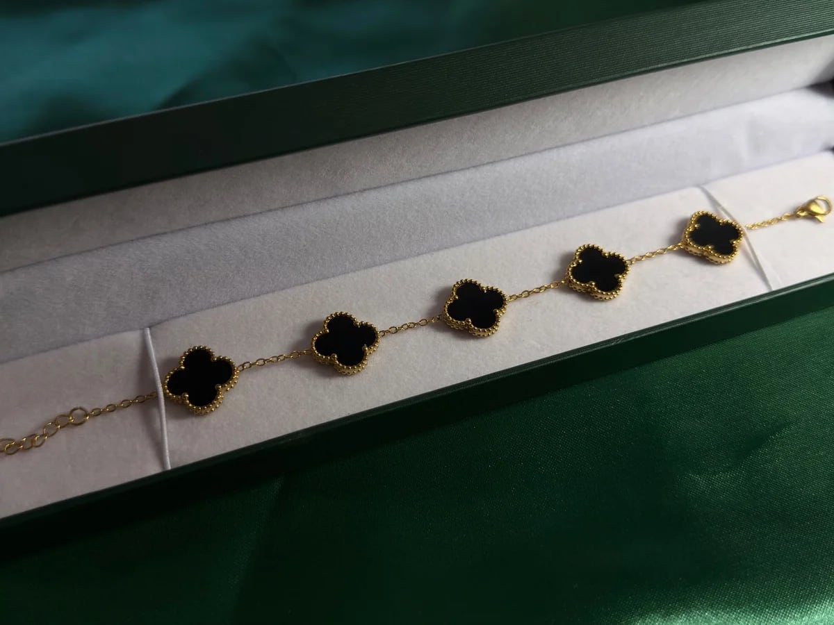 Pulsera Trébol Negro en Cadena Dorada y Acero — vista 7