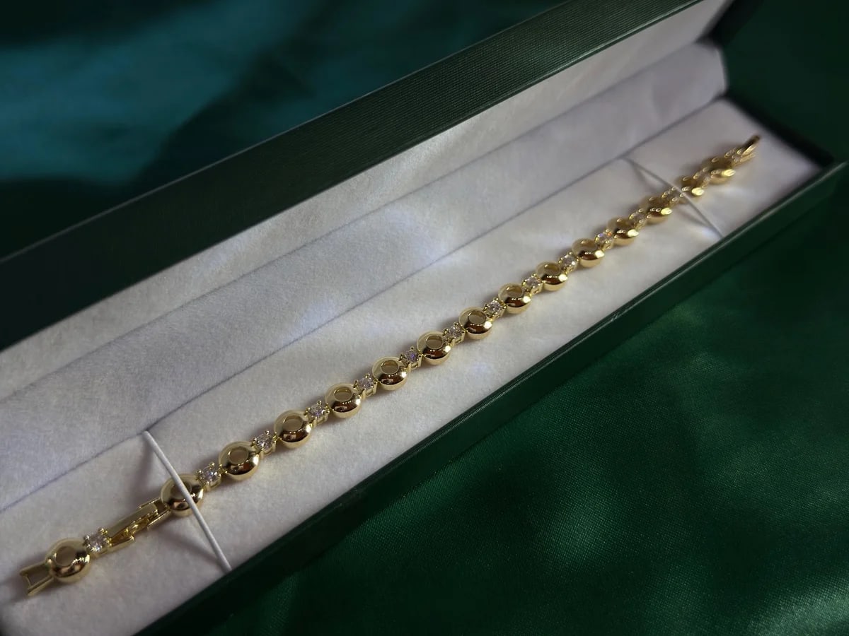 Pulsera Dorada en Chapa de Oro con Encantos — vista 3
