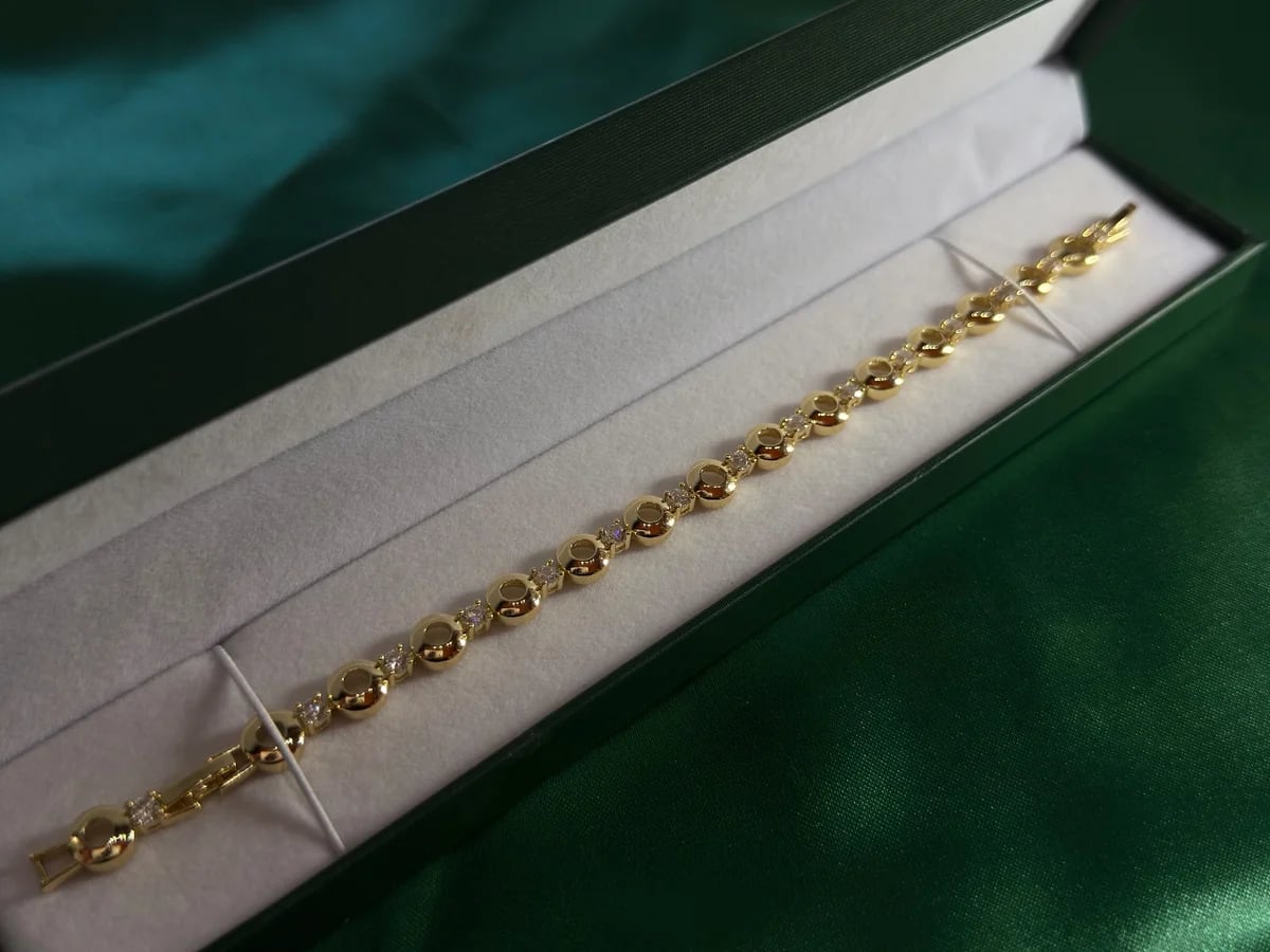 Pulsera Dorada en Chapa de Oro con Encantos — vista 2