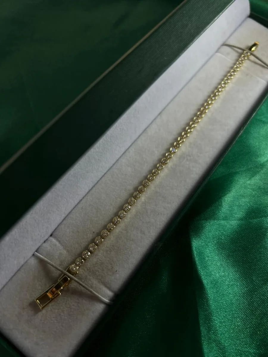 Pulsera Delgada con Circonias Redondas con Bisel en Chapa de Oro 18k — vista 2