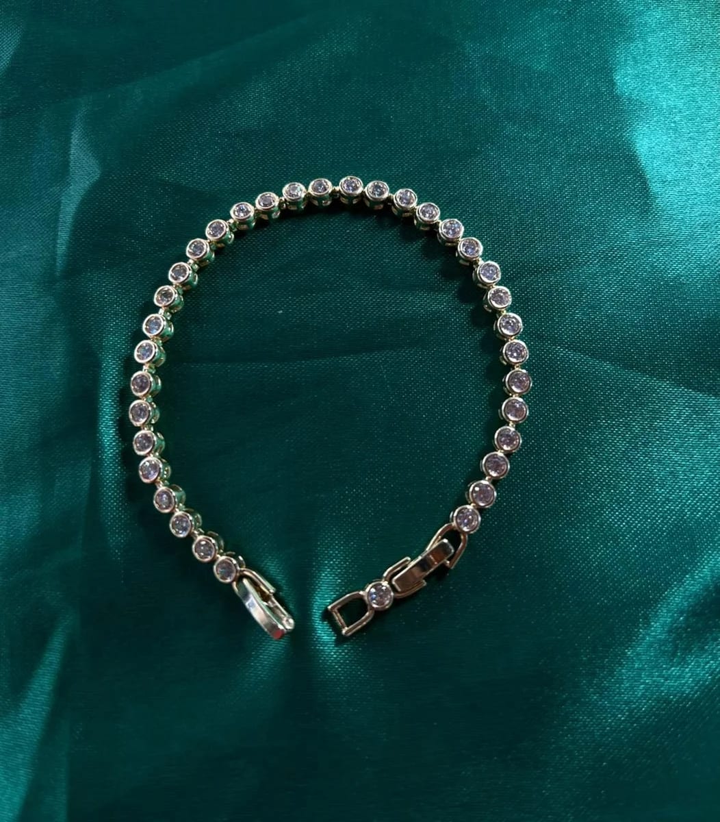 Pulsera Delgada con Circonias Redondas con Bisel en Chapa de Oro 18k — vista 5