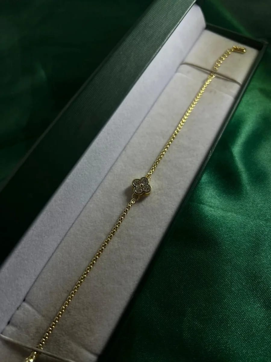 Pulsera Delicada de Trébol con Circonias en Chapa de Oro 18k — vista 2