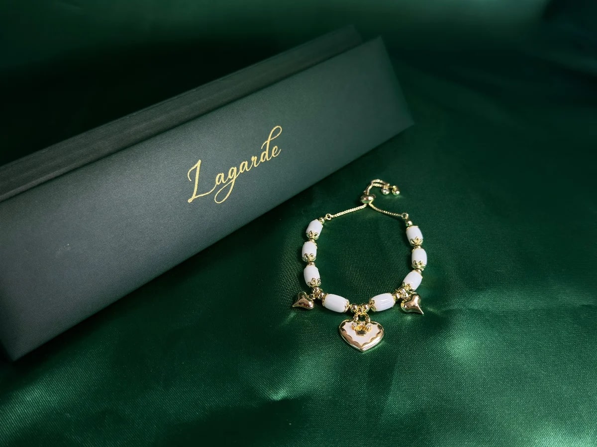 Pulsera Tubitos Blancos y Dijes Corazón en Chapa de Oro 18k — vista 2