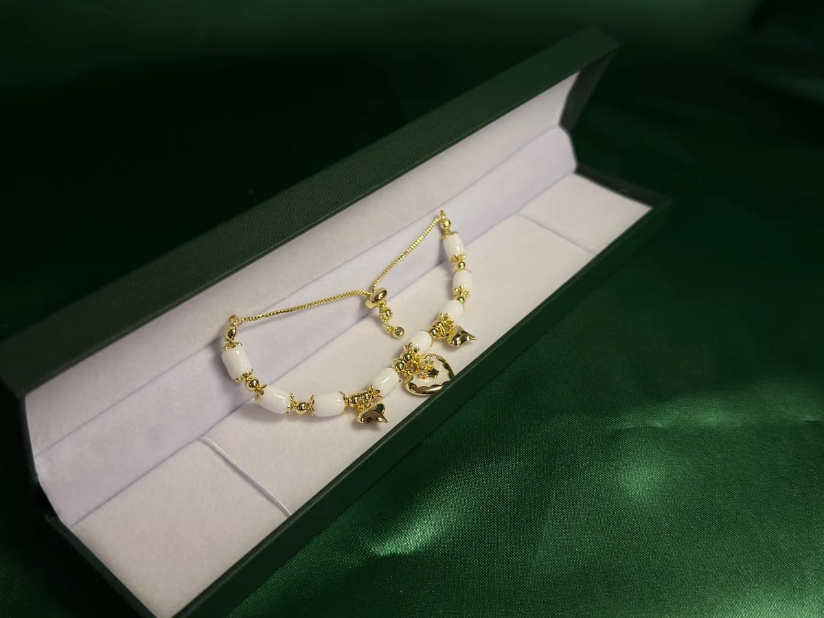 Pulsera Tubitos Blancos y Dijes Corazón en Chapa de Oro 18k — vista 3