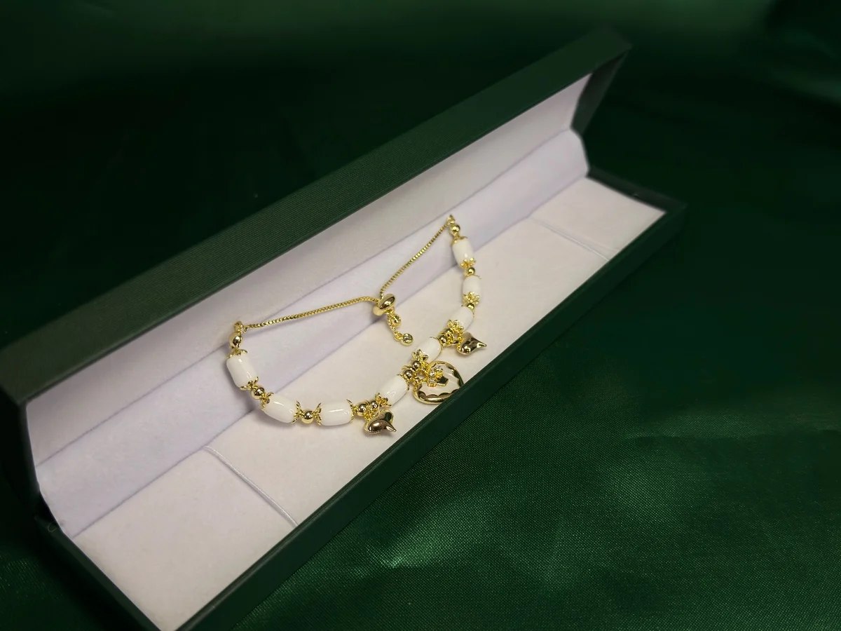 Pulsera Tubitos Blancos y Dijes Corazón en Chapa de Oro 18k — vista 4