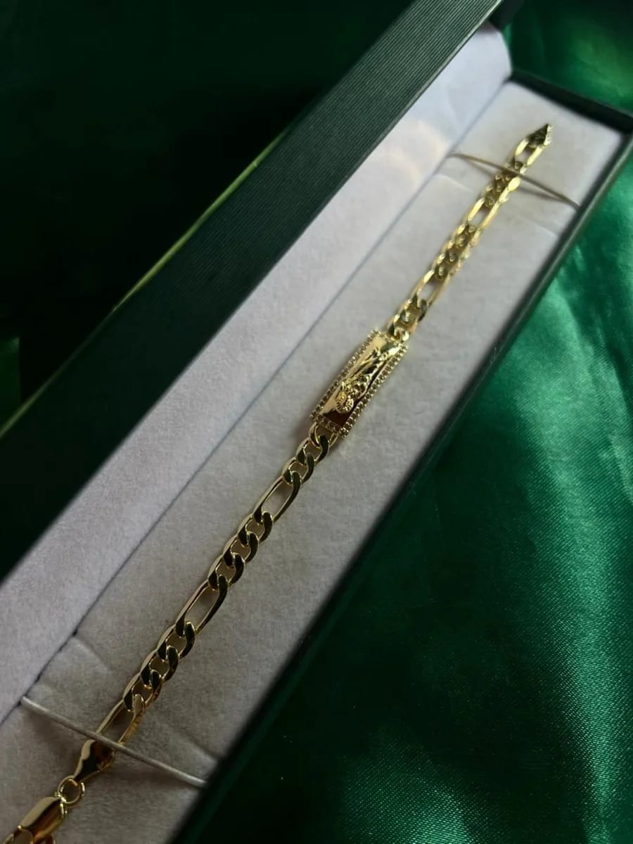 Pulsera Eslabón Fígaro con Placa Grabada en Chapa de Oro 18k — vista 2