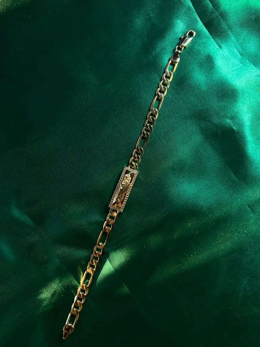 Pulsera Eslabón Fígaro con Placa Grabada en Chapa de Oro 18k — vista 3