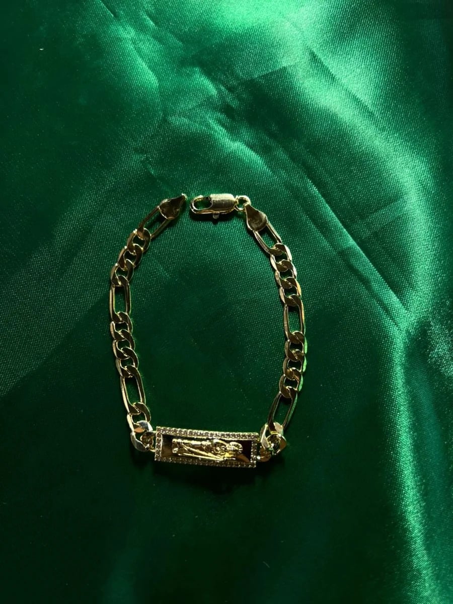 Pulsera Eslabón Fígaro con Placa Grabada en Chapa de Oro 18k — vista 4