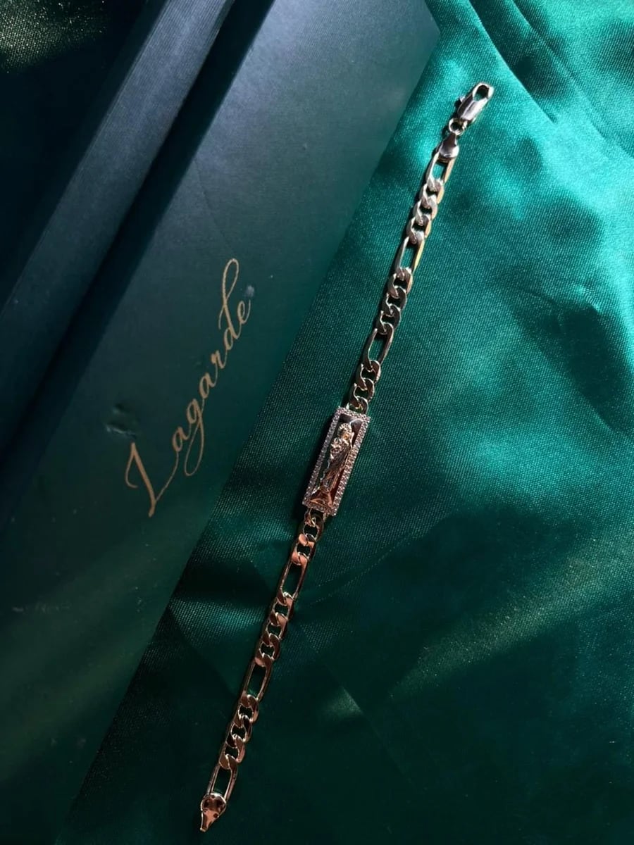 Pulsera Eslabón Fígaro con Placa Grabada en Chapa de Oro 18k — vista 5