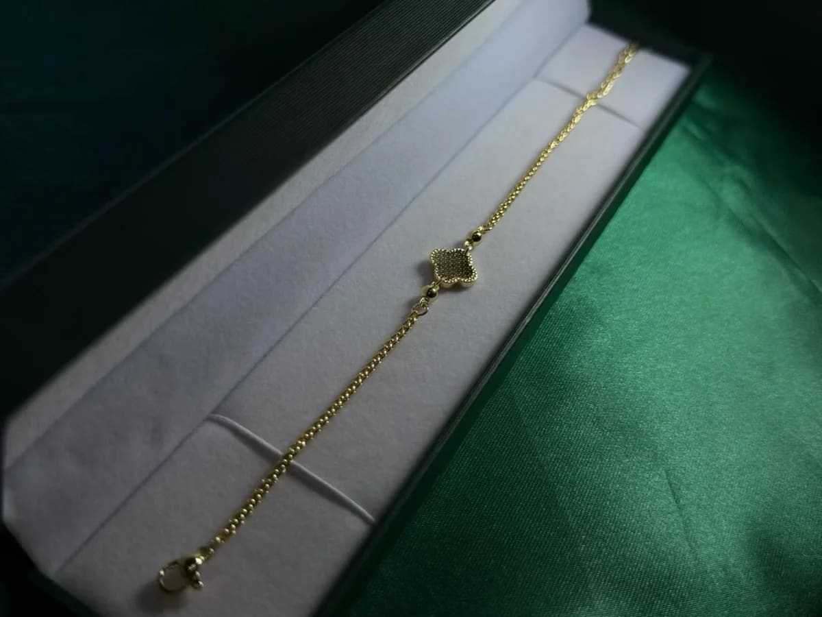 Pulsera Trébol Detallado en Chapa de Oro 18k — vista 2