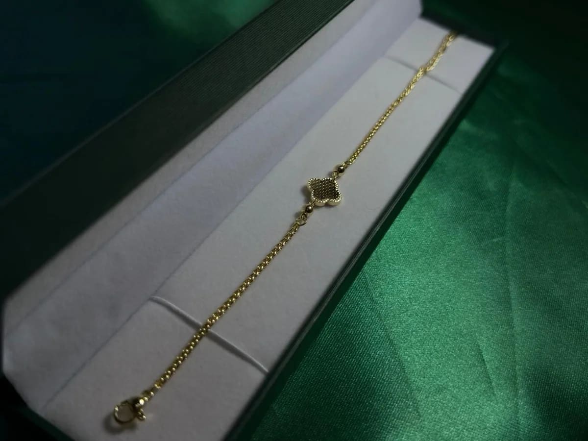 Pulsera Trébol Detallado en Chapa de Oro 18k — vista 3