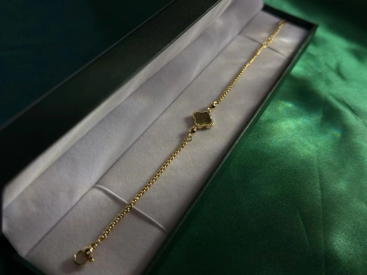 Pulsera Trébol Detallado en Chapa de Oro 18k — vista 4