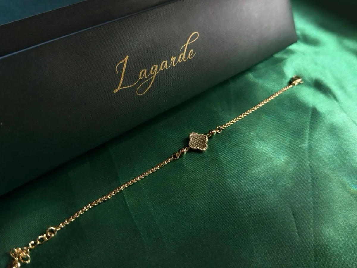 Pulsera Trébol Detallado en Chapa de Oro 18k — vista 5