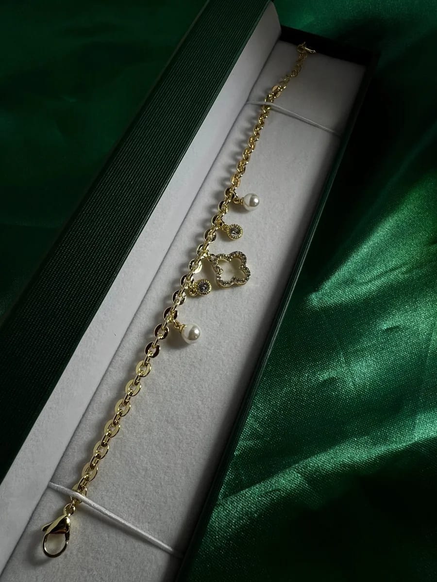Pulsera Dijes Variados con Perlas en Chapa de Oro 18k — vista 2