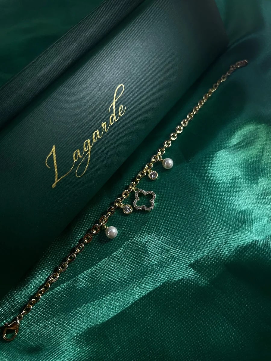 Pulsera Dijes Variados con Perlas en Chapa de Oro 18k — vista 3