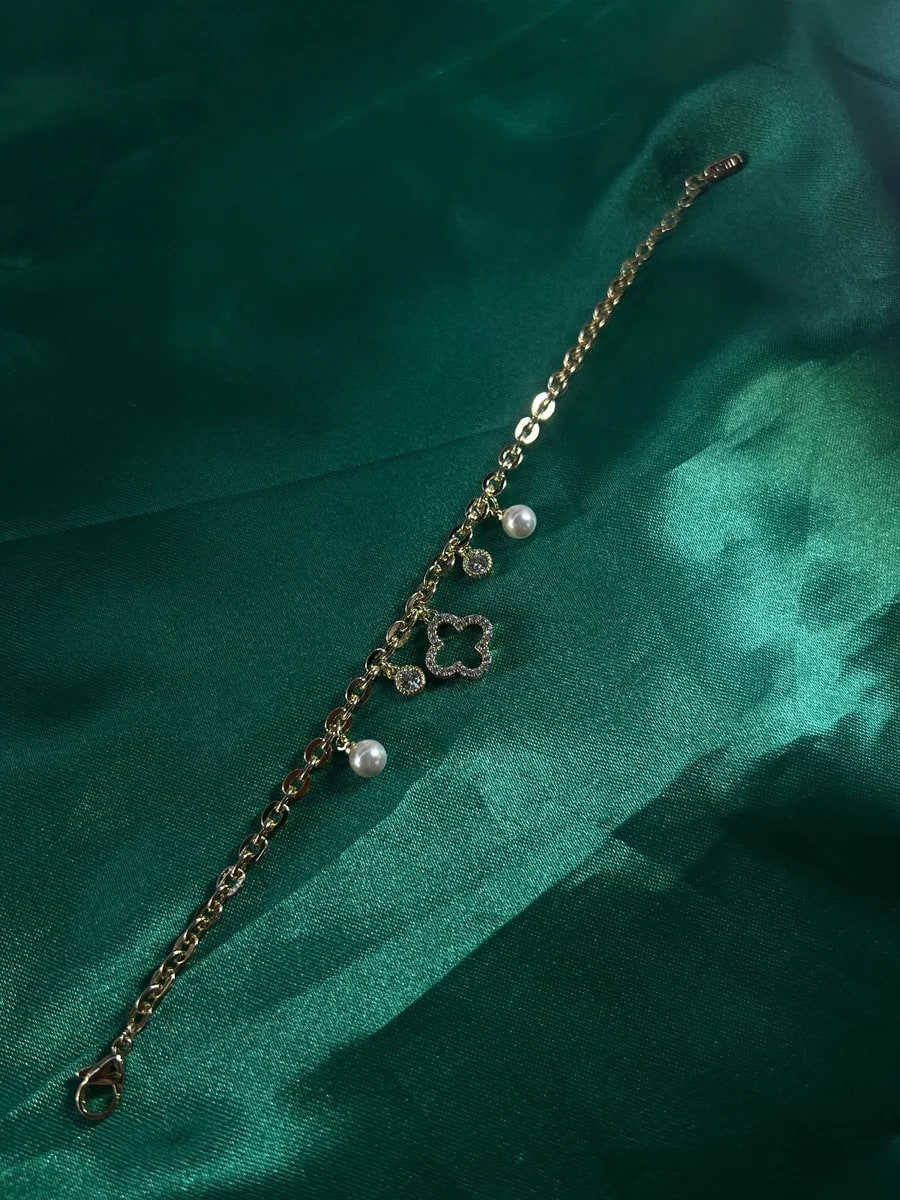 Pulsera Dijes Variados con Perlas en Chapa de Oro 18k — vista 4