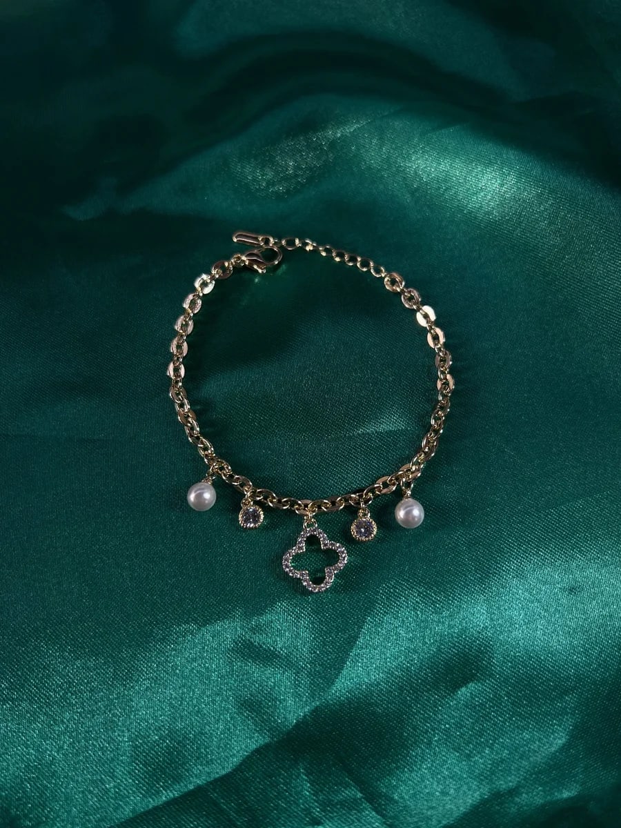 Pulsera Dijes Variados con Perlas en Chapa de Oro 18k — vista 5