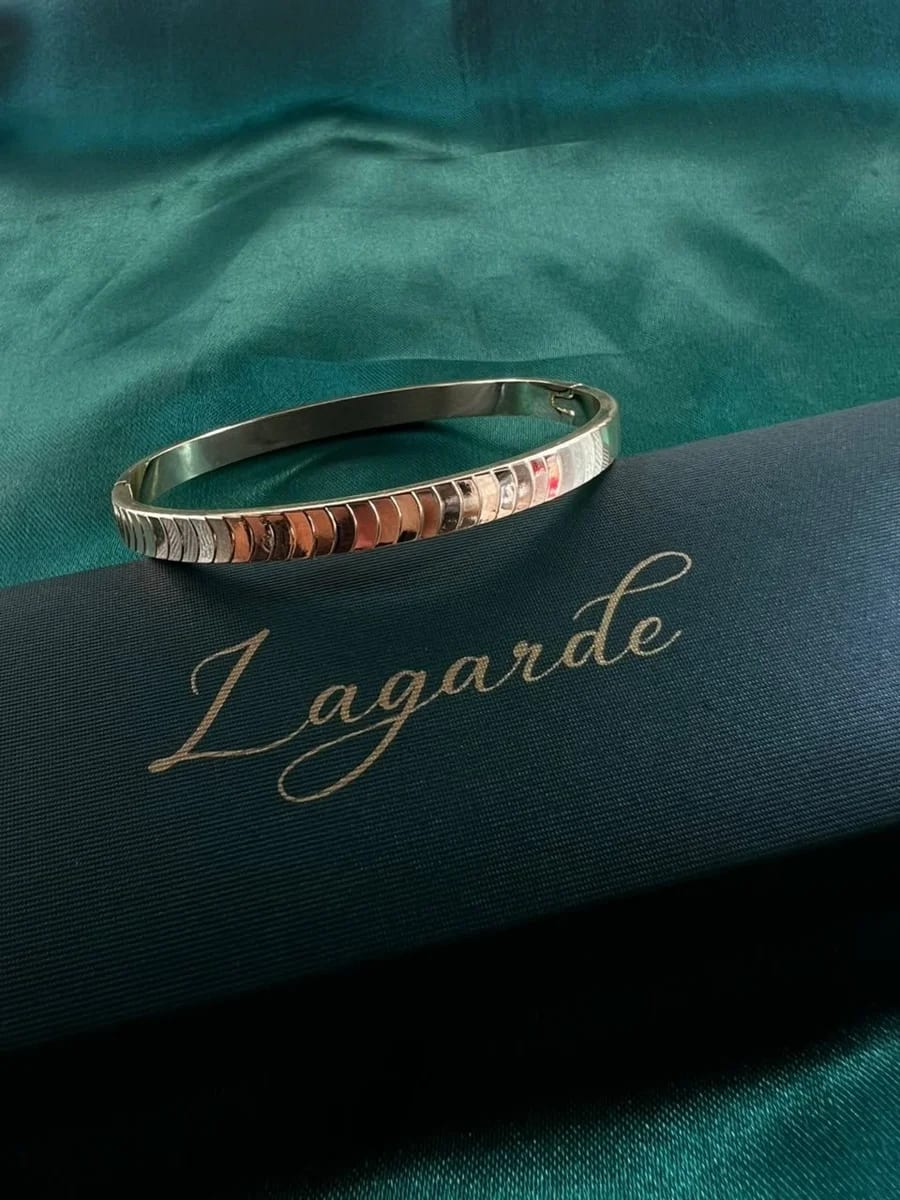 Pulsera Rígida con Patrón Rayado en Chapa de Oro 18k — vista 2