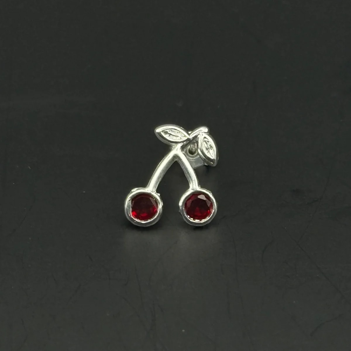 Broquel Cereza larga con piedra de plata .925
