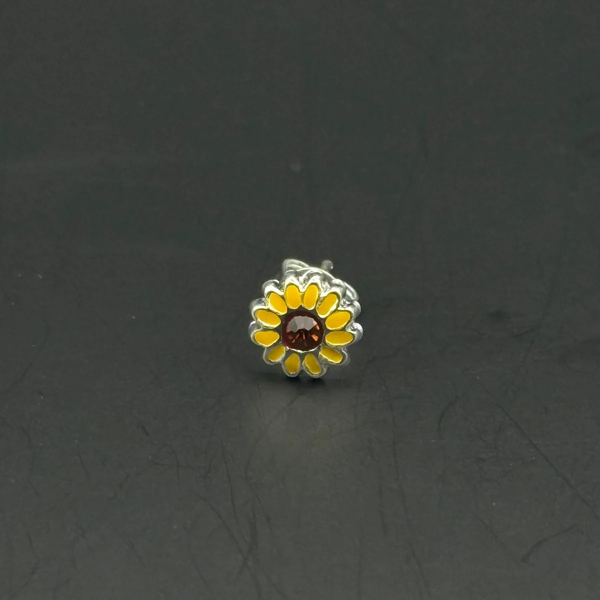 Broquel Girasol con piedra en el medio de plata .925