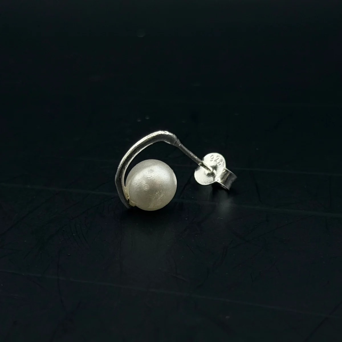 Broquel Perla con lambada de plata .925