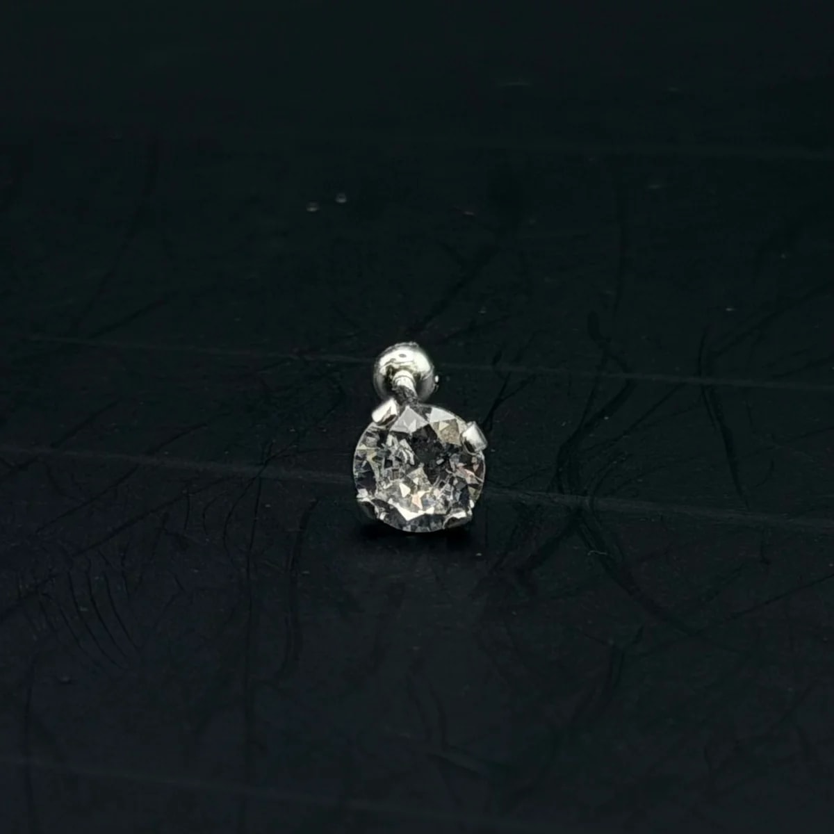 Broquel Zirconia blanca circula 4mm de plata .925