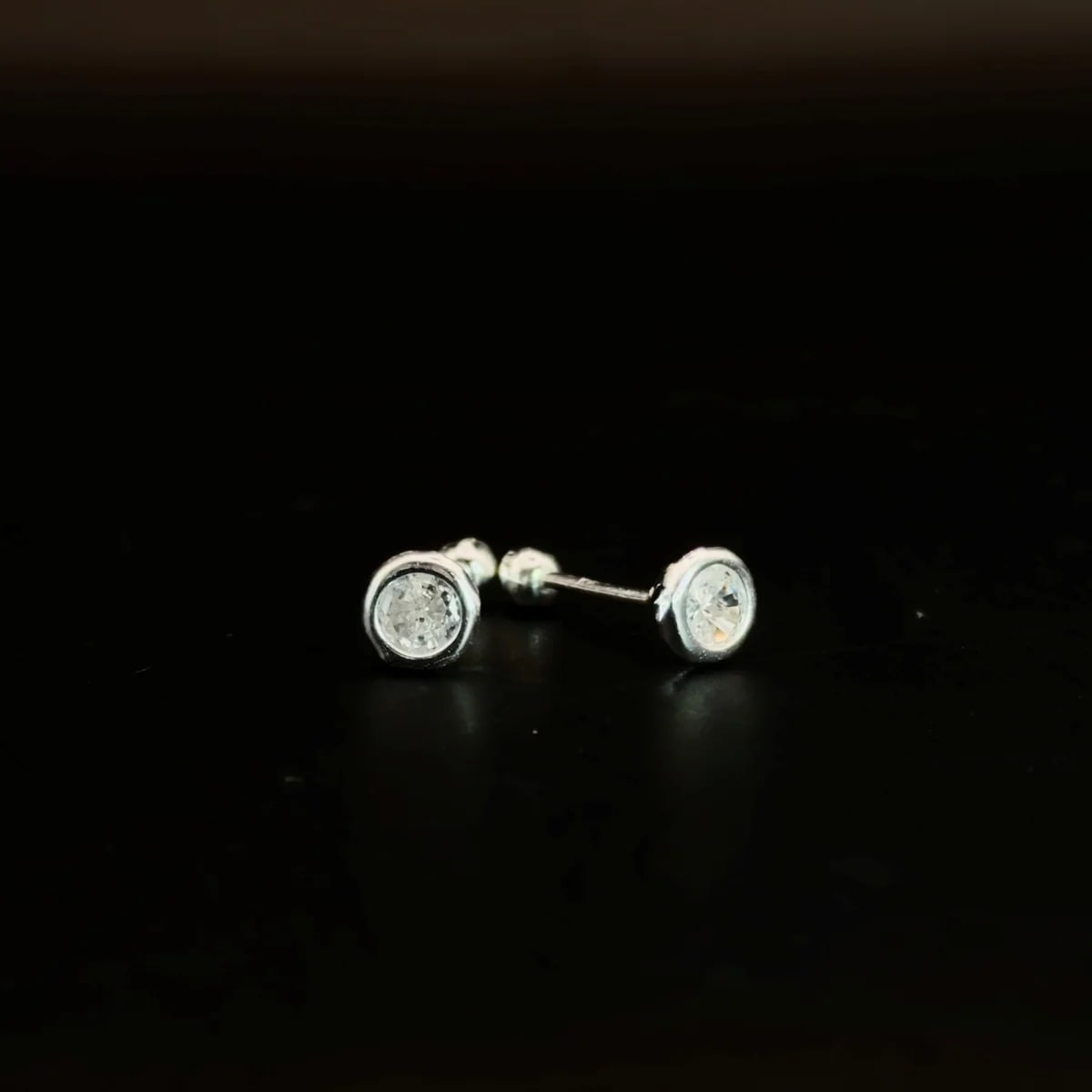 Broquel Zirconia blanca circula con bisel 4mm de plata .925