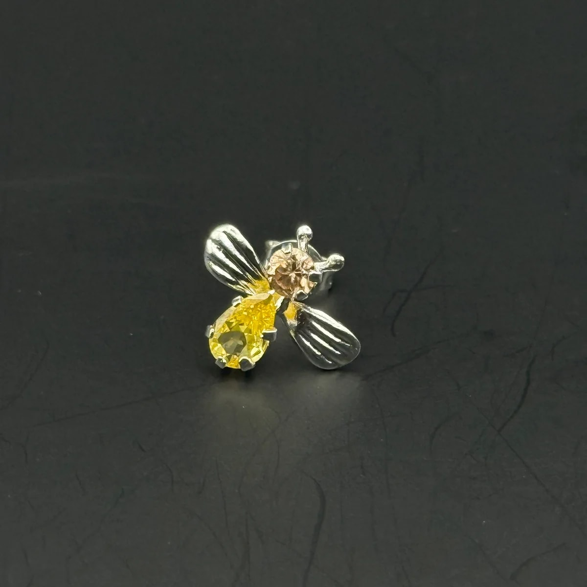 Broquel Abeja con piedra de plata .925