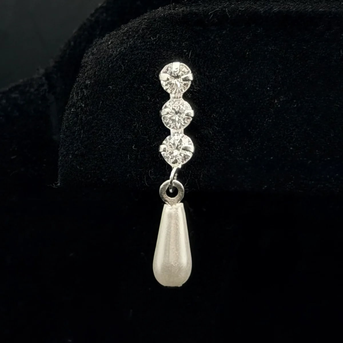 Broquel 3 zirconias en linea colgante perla de gota de plata .925