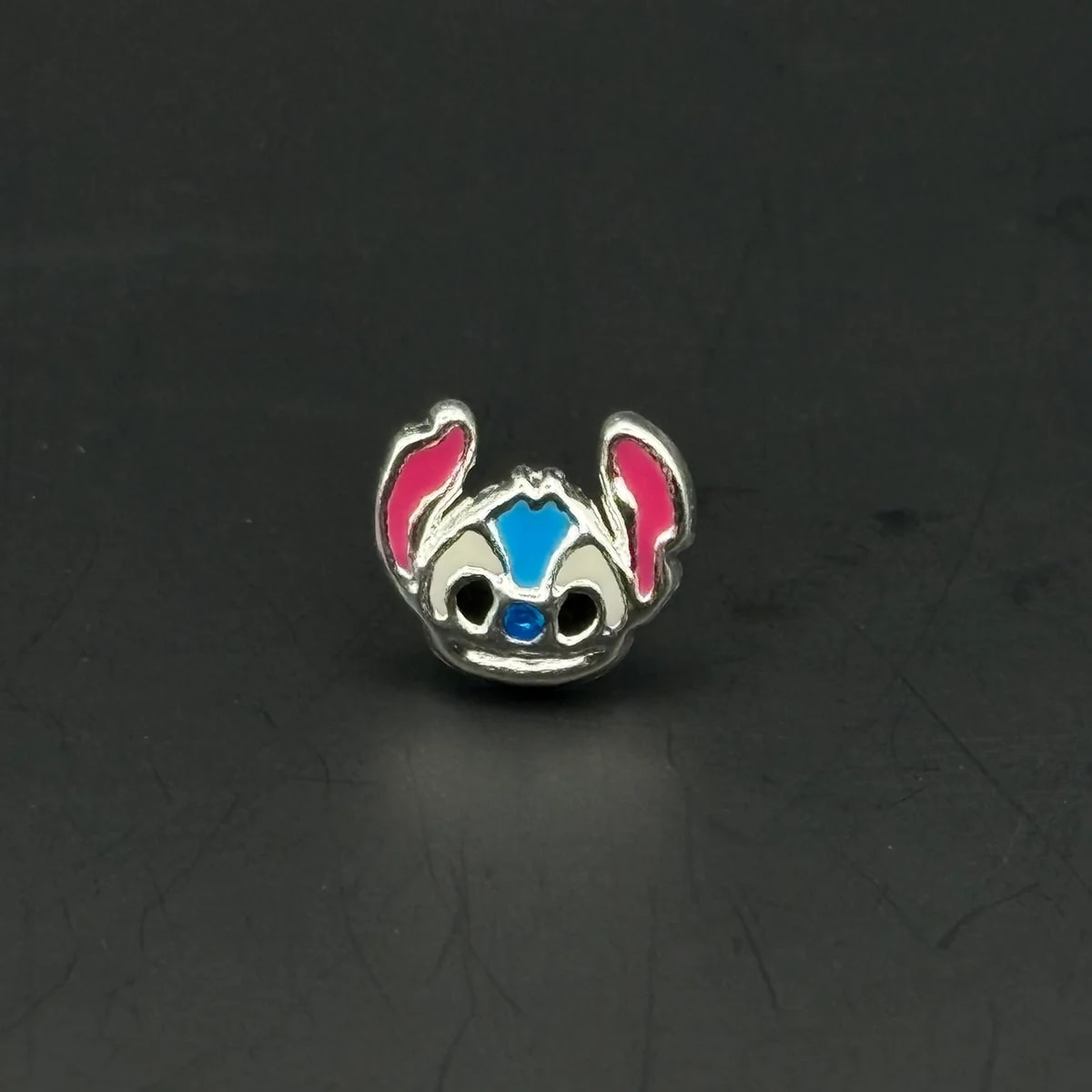 Broquel Cabeza stich esmantado de plata .925