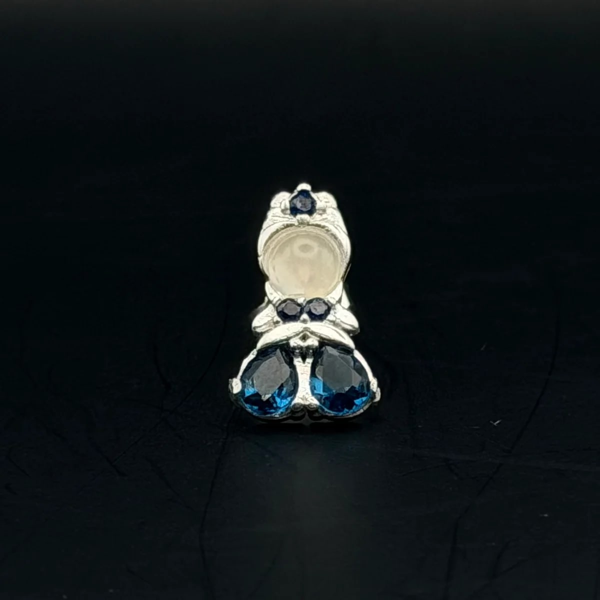 Broquel Princesa cenicienta con zirconia azul y perla, de plata .925