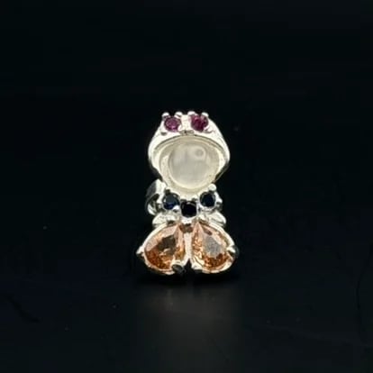Broquel Princesa blanca nieves con zirconias ambar, roja, azul y perla, de plata .925