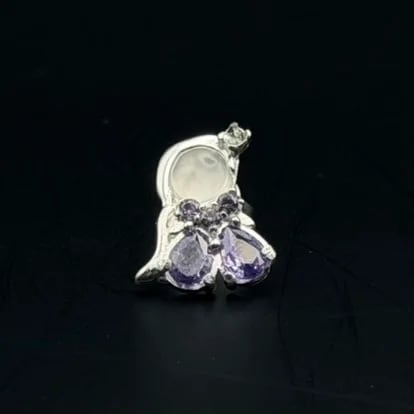 Broquel Princesa rapunzel con zirconia morada y perla, de plata .925
