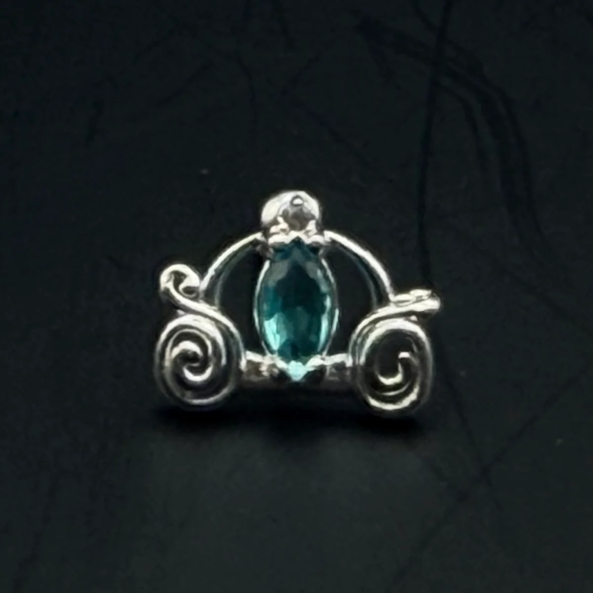 Broquel Carruaje de cenincienta en zirconia azul de plata .925