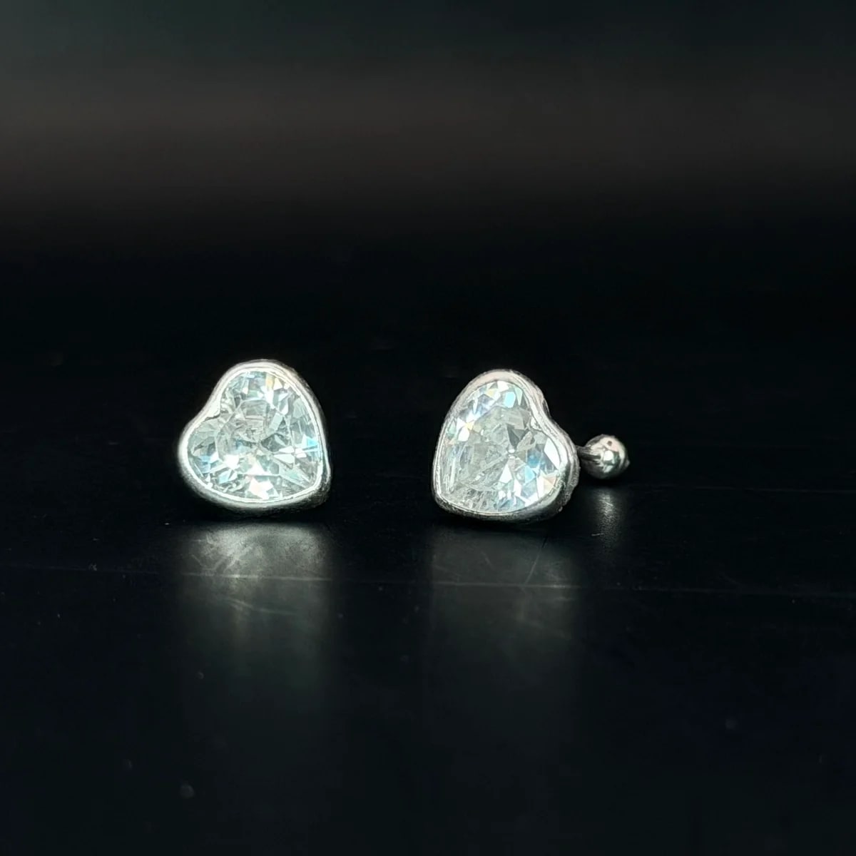 Broquel Zirconia blanca corazon con bisel 8mm de plata .925