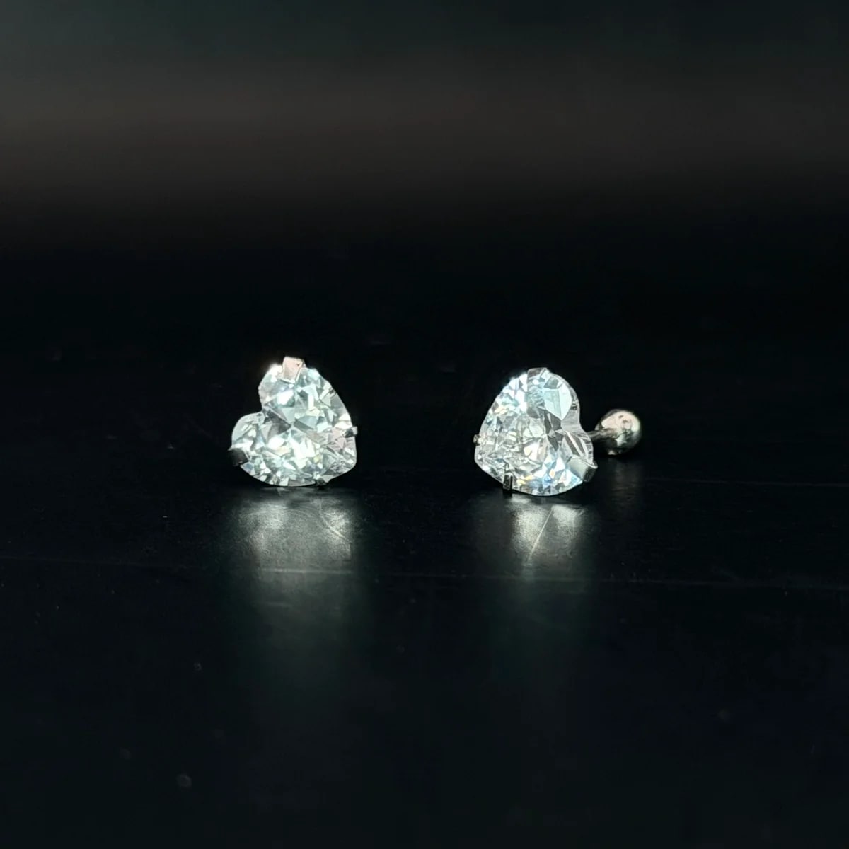Broquel Zirconia blanca corazon 7mm de plata .925