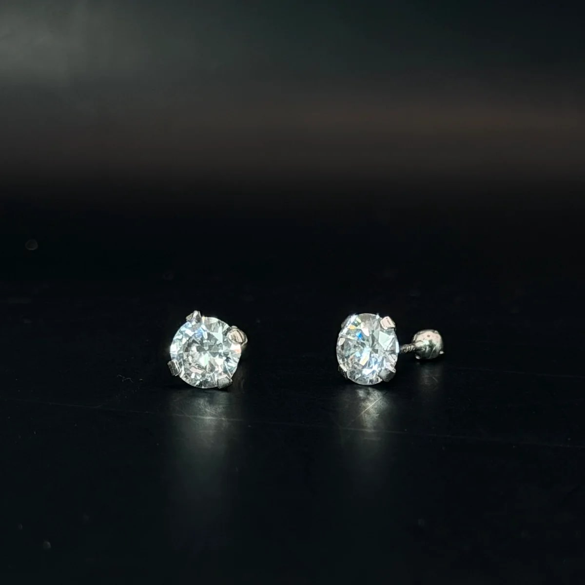 Broquel Zirconia blanca circular 6mm de plata .925