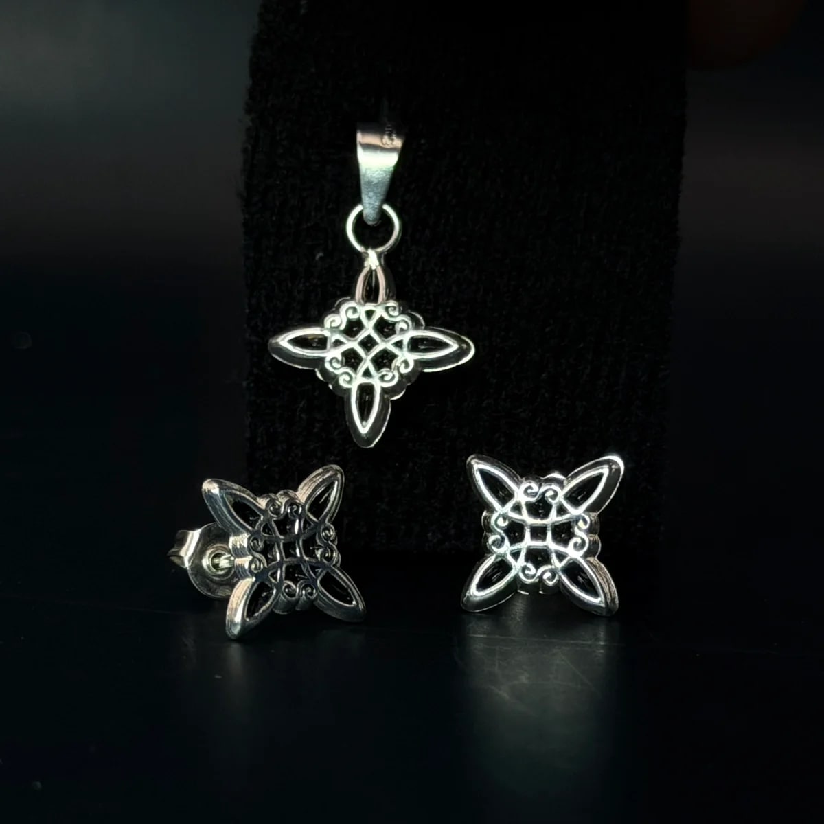 Broquel Juego de arete con dije nudo de bruja negro de plata .925