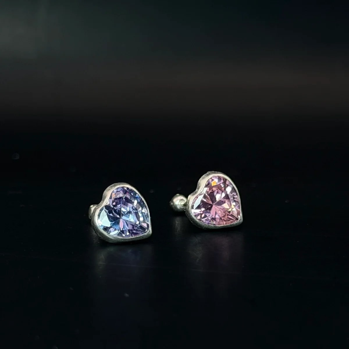 Broquel Zirconia de color corazon con bisel 8mm de plata .925