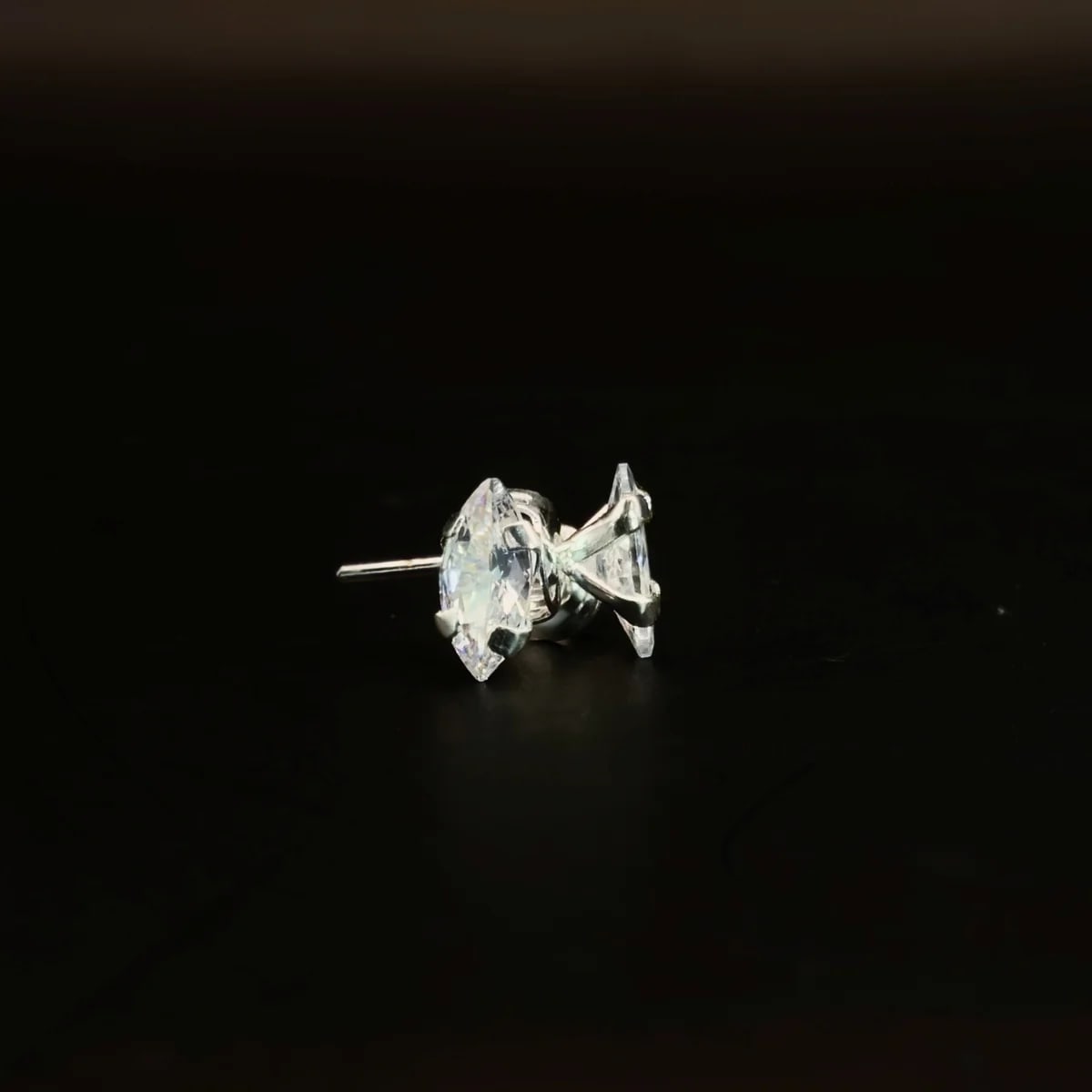 Broquel Zirconia blanca ovalada 4x8mm de plata .925